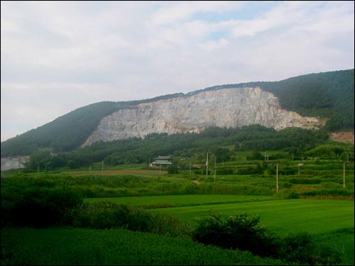 배메산 서쪽 사면의 채석장 